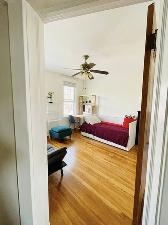 Bedroom - Fully-furnished private bedroom in a rowhouse 3 min. walking to JHU Homewood Campus