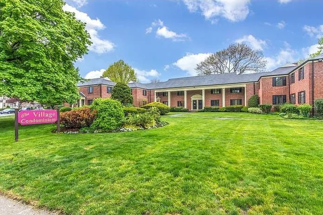Beautiful Landscaping - No Fee. Sunny 2BR brick townhouse: A/C, W/D, pool, parking - prime Watertown spot close to Boston.