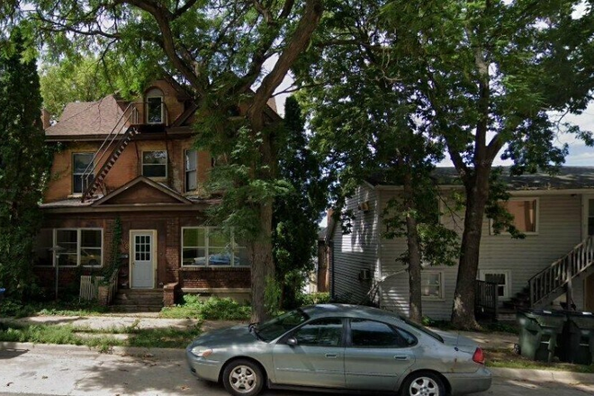 Front of home - Renovated 5 bedroom 2 bath home downtown ajacent