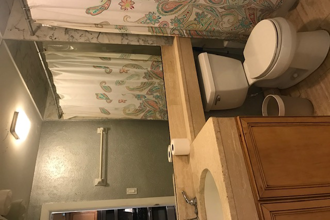 bathroom - Beautiful one bedroom apartment for rent - close to campus