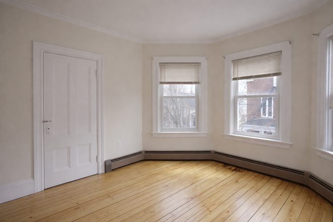 2nd Floor Front Room - 6BR / 2BA Fox Point East Side Providence Apartment