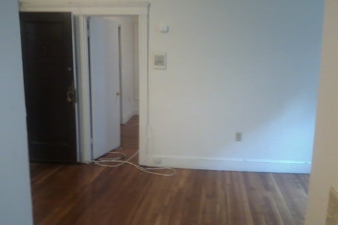 hubrealtyproperties.com - Large one bedroom in stately building, on Chiswick Rd T stop green line Apartments