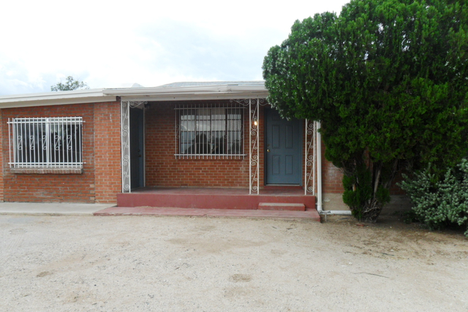 Front of the home - Beautiful, spacious 4 bedroom with a HUGE YARD!!! House