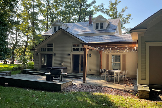 Backyard - High-end House close to campus and UVMMC