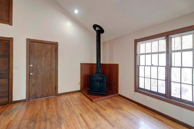 711-713 20th Street Living Room - 711-13 20th Street