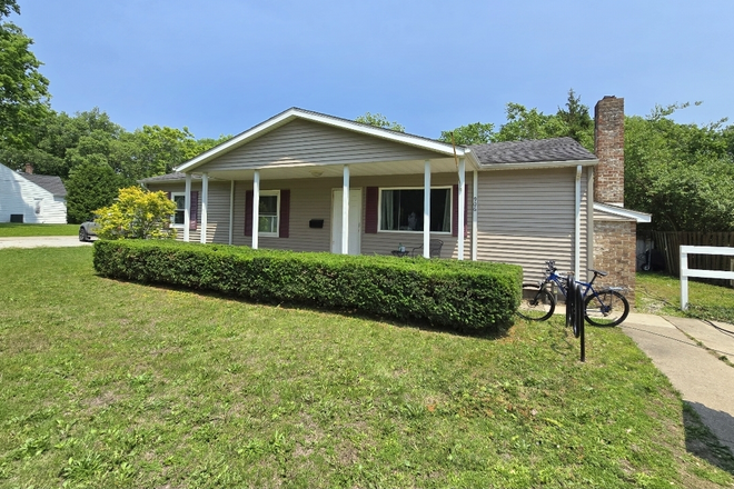 house - Spacious house on-suite full bathroom, off street parking, walk to campus