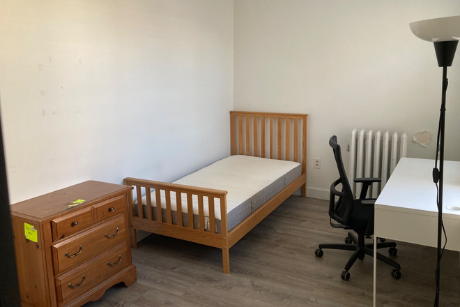 Bedroom - Peterborough Apartments, Summer Sublet in Fenway