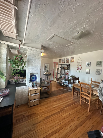 Entryway / Living room - 2 bedroom/2 bathroom on the hill!