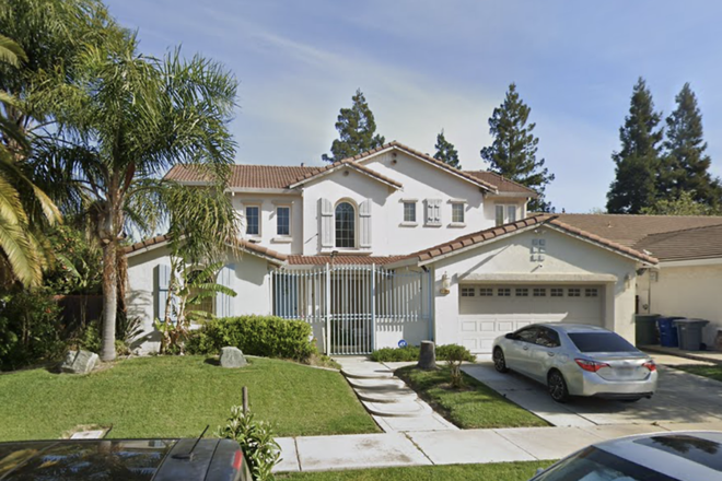White house located on the corner in front of the new ARCO, w/ blue gate. - 4 min walk to CatTracks Bus Stop House