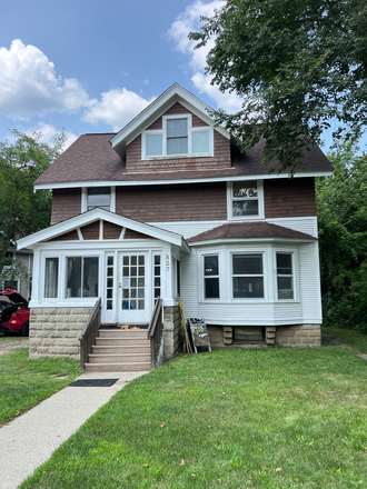 827 McKinley - FRONT - ROOMS available - SUPER CLEAN - 827 McKinley Ave: 7 bdrm (UofM: State / Packard)