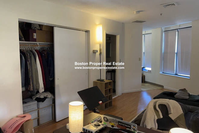 A - SPACIOUS STUDIO RIGHT BY BERKLEE, BACK BAY AND FENWAY Apartments