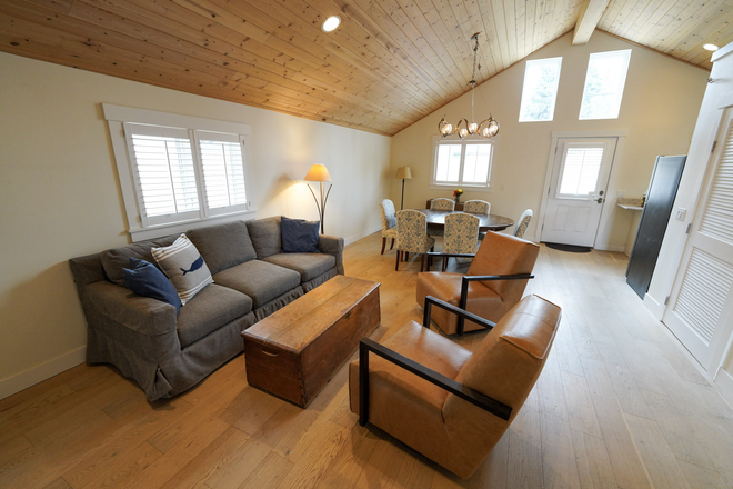 Livingroom looking West - Cozy yet spacious 3BR, 3BA home in Newlands. Short Skip bus ride to campus.