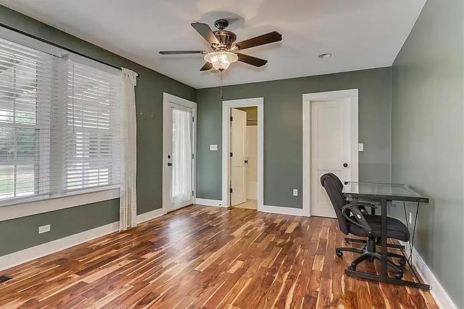 Master Bedroom - Off Campus 1 Master Bedroom/Full Bath/Private Access for Rent - Home 1 Acre Lot