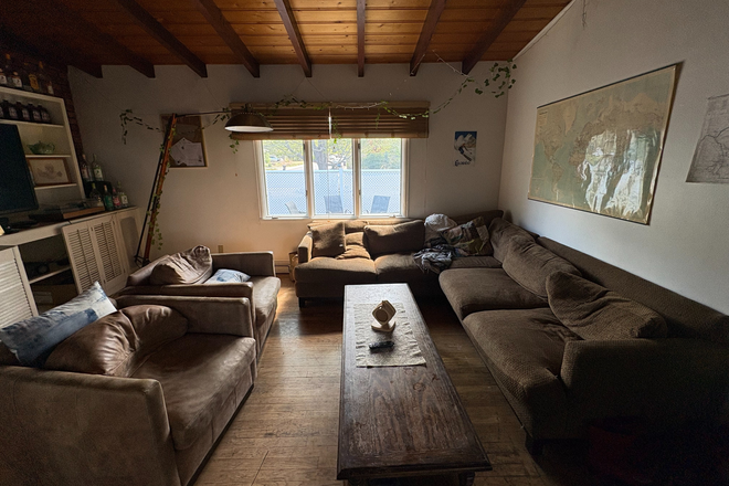Living room with a sick TV and sound system - Beautiful house very close to campus