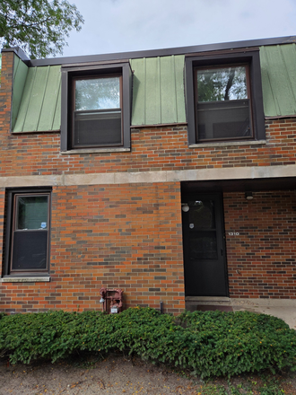 Front door - UIC ALL-INCLUSIVE PRIVATE & FURNISHED ROOM in TOWNHOUSE - FEMALE ONLY