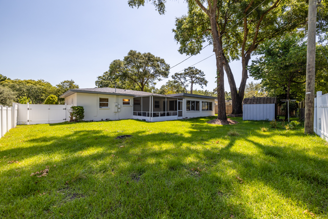 Backyard 02 Fence yard - Shared Flexible Short-Term Rental for three guests near USF - Fully Furnished & Utilities Included! House