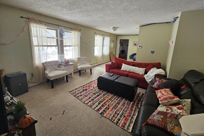 Living - 146 Hunting Lodge Rd - Walking Distance to Class/On Campus Shuttle line!