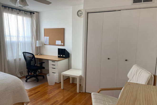 3rd floor bedroom - Beautiful Bedroom and a private bathroom in the heart of Mt. Vernon, for short term rental Townhome
