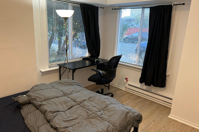 Room 1 - 2 rooms available in a 3BR on Parker St (15 min walk to campus).