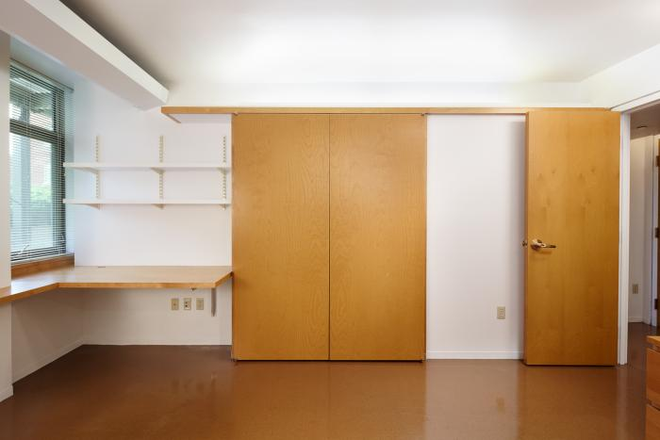 Bedroom - July sublet - 1 room in 1-bedroom convertible HUH apartment 29 Garden St