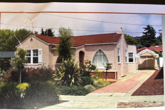 Front of house and driveway - Cute El Cerrito house