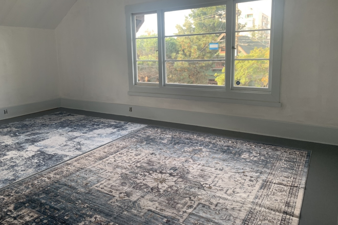 Bedroom facing lovely side street close to campus - Private bedroom for rent, walking distance to campus and shops, plenty of storage and backyard