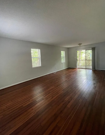 living room - Fully renovated house, 1.5 miles from campus