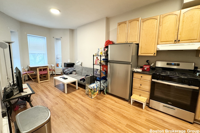 Call call or text Arezou at 617-584-7817 - HAMMOND ST - LARGE 3 BED BY RUGGLES! NEU, WIT, MCPHS, BERKLEE, MASSART Apartments