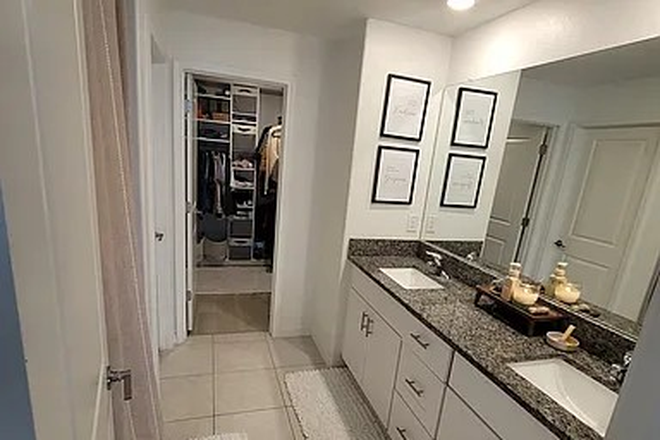 master bathroom - Stunning 3 Bed 2.5 Bath Townhome