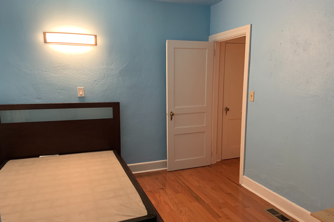 Bedroom - Furnished room for female-Linden Lane-Princeton Duplex
