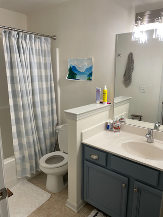 upstairs full Bathroom - House, Room for Sublet