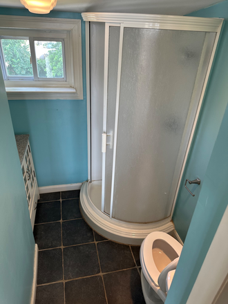 Third floor Full bathroom - 306 Klotter Ave House