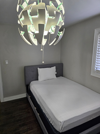 Private Bedroom (Double bed) - Modern Private room in Mississauga (Furnished + utilities included) House