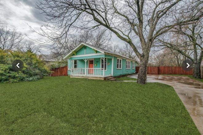 Front view of the house, driveway, parking spaces - Housing close to TWU Denton Campus House