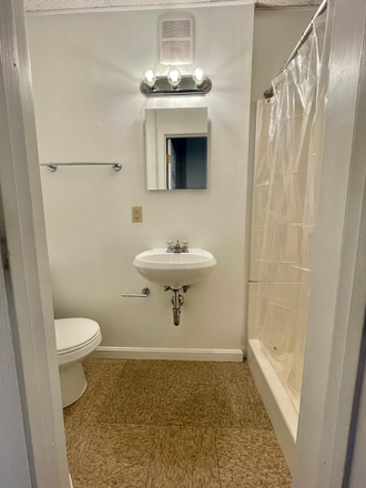 Hub Realty - Beautiful studio with large bay windows with front views, close to Longwood Medical Area Apartments