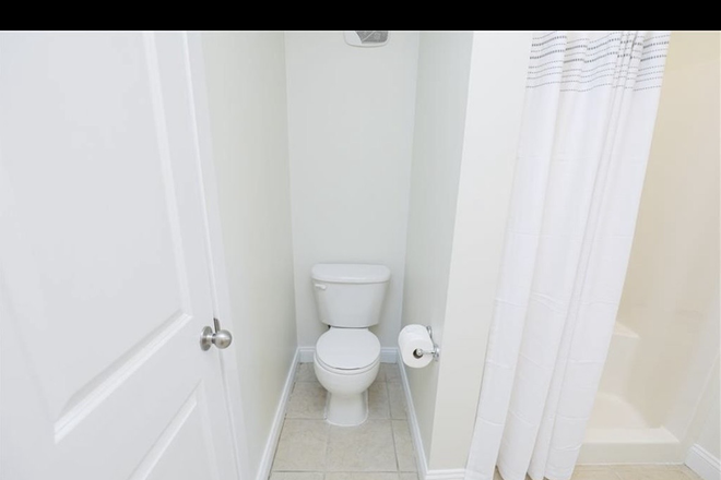 En suite bathroom - Condo room with en suite bathroom for rent in the Fan District, close to campus, female roommate