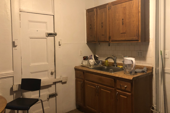 Call NOW for showings! 617-236-8600 - HEMENWAY ST - SPLIT 2BR/1BA FOR 3 PPL *AVAIL NOW* W/ H&HW INC, LNDRY IN BLDNG, LRG FOYER, EIK! Apartments
