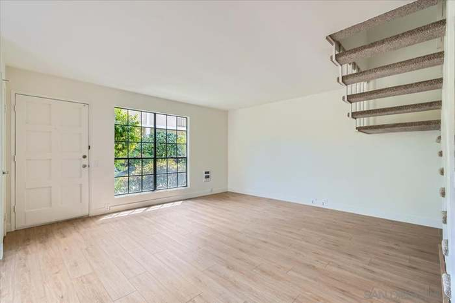 Living Room - Roommate(s) Needed: Primary Bedroom for Rent