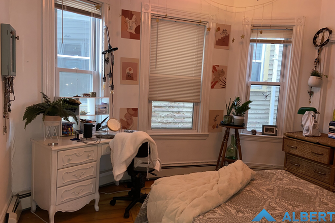 Bedroom #2 - Cheap 4 Bed 1 Bath on Calumet! Laundry In-Unit!!