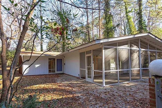 walkway to front door/outside space - House with 2 rooms close to campus