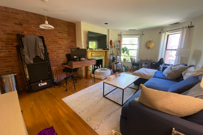 1 - GREAT location 3rd floor 1 bed on Gainsborough St with in unit laundry