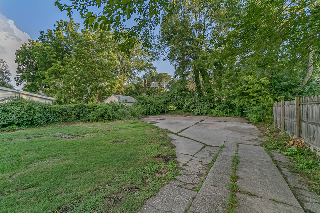 driveway - 4827 Indian Lane: Rooms available close to UMD and public transit House