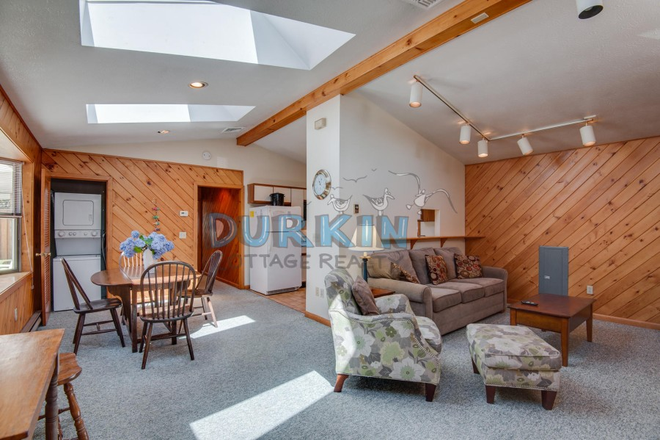 Living area - Spacious home, Flat screens in all rooms! HUGE Price reduction