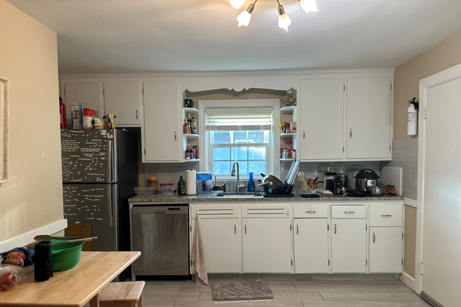Kitchen - Spring 2025 sublet opportunity! Large room and great location near Tufts campus! Duplex