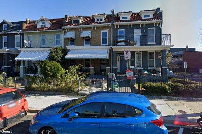 Street view - House in a family neighbourhood with accessible transportation