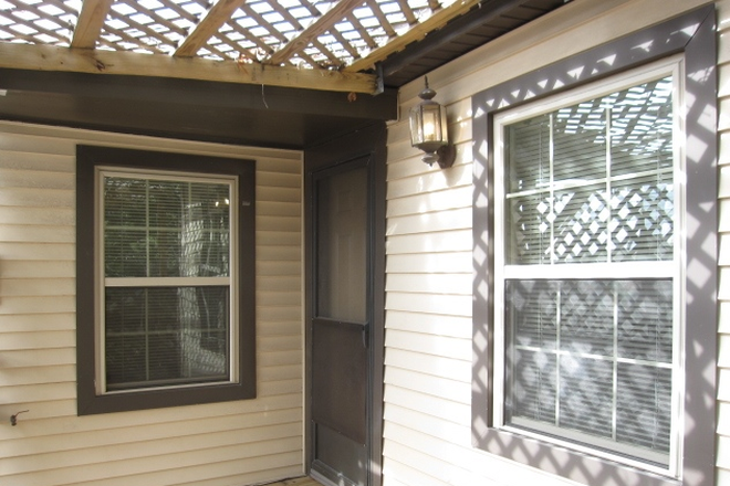 Private entrance with trellis deck. - Treetop apartment walking distance to Rice U.
