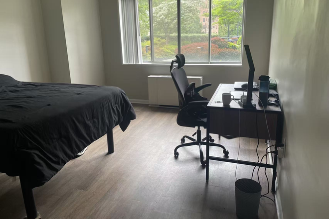 Bedroom - House renting from May 18th to August 15th. Accept both long-time leasing and short-time leasing.