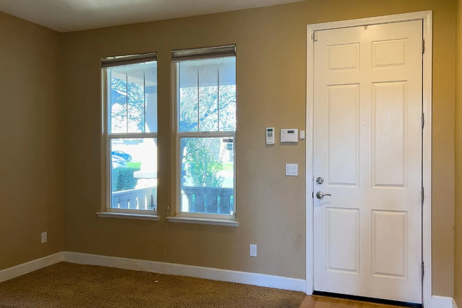 Reception room (facing front door) - Master Bedroom and single bedroom available, 7 minutes from Campus, bus stop within walking distance House