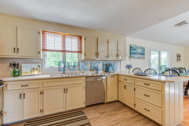 Kitchen - Open 4 Bed House with Skylight Windows