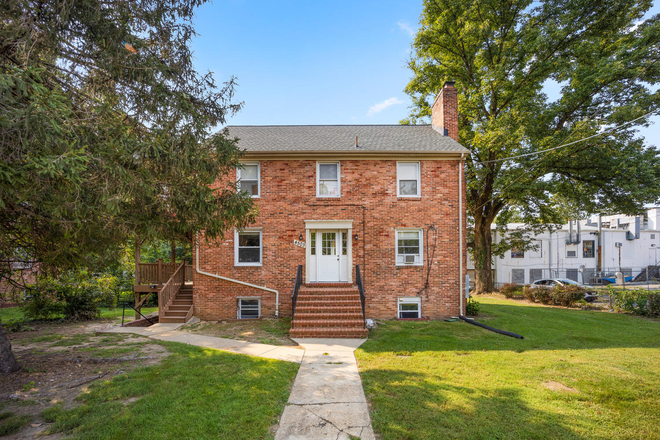 Property - We have 2bed, 3 bed and 4 bed Apartments available a few feet from Trader Joe's
